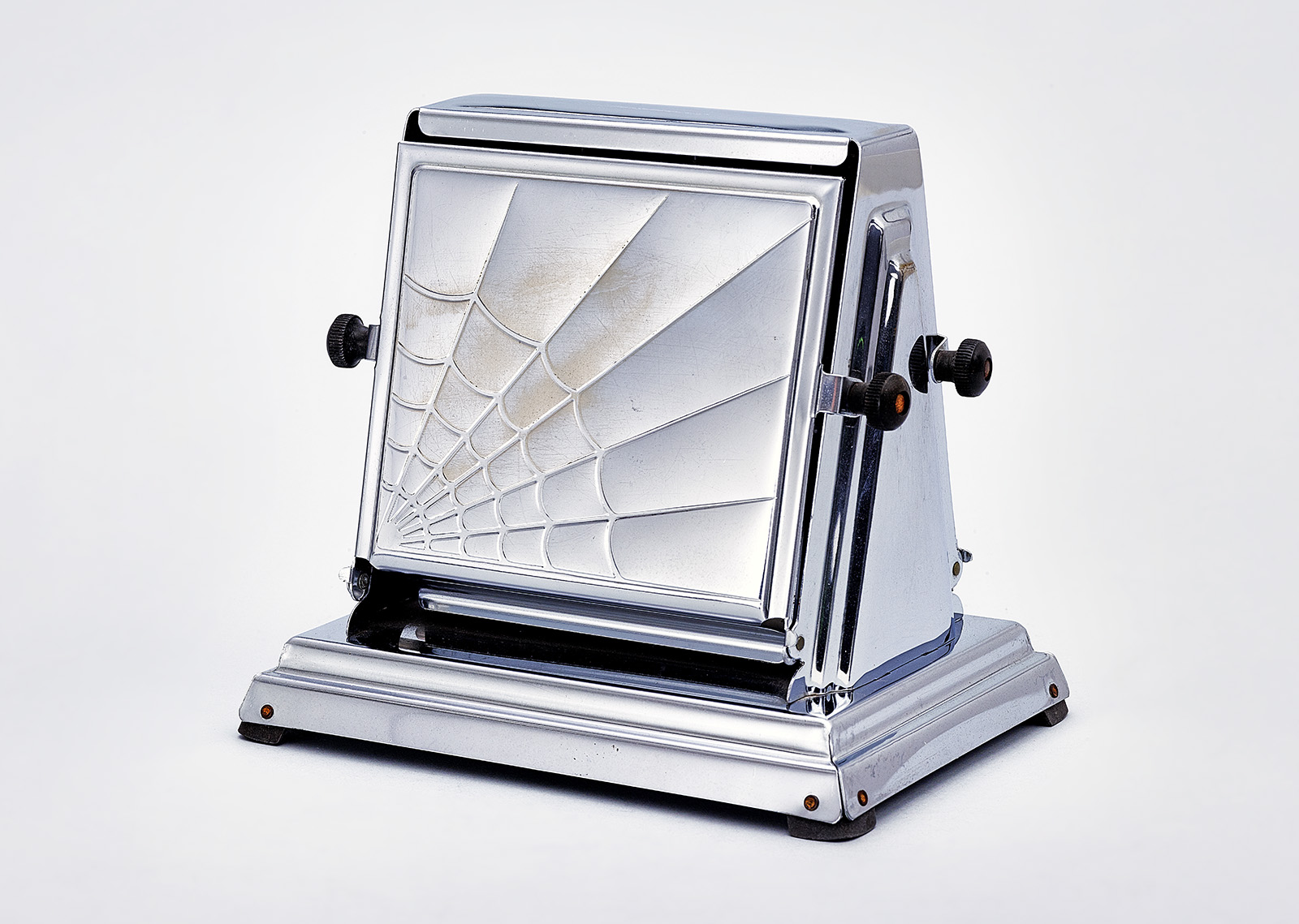 Toaster, c. 1935. General Electric Company, Bridgeport, Connectivut, manufacturer. The Wolfsonian–FIU, Gift of Judah Greenzaid, 2010.5.5.